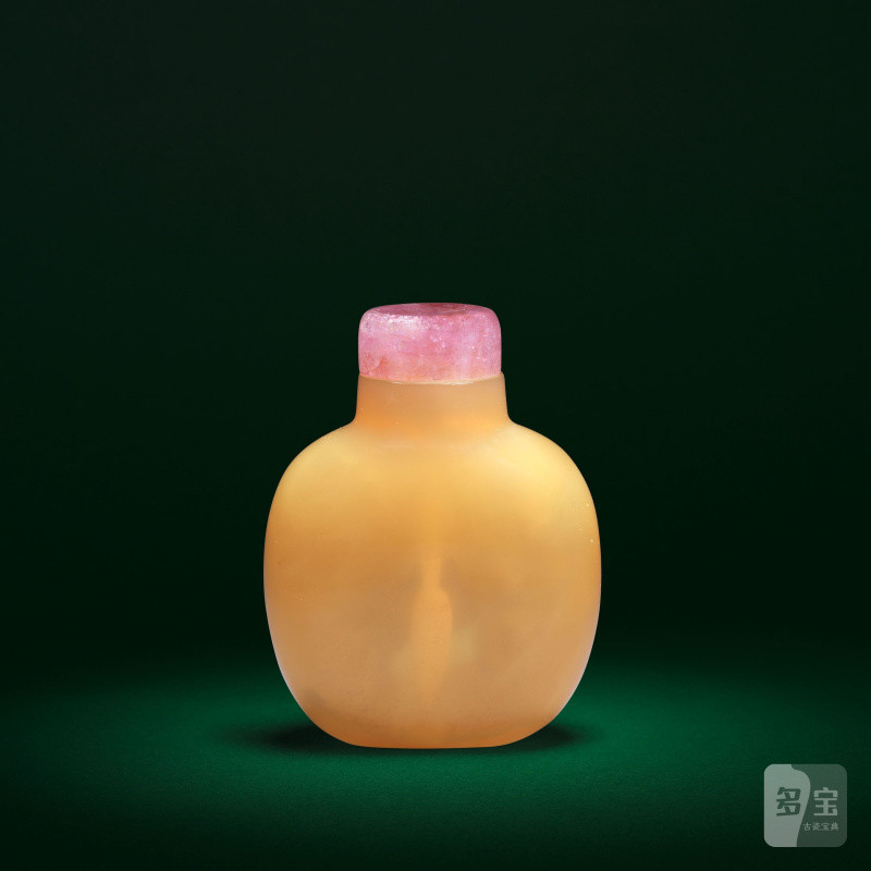 十八/十九世紀 瑪瑙巧雕躍馬擎旗圖鼻烟壺 | A CHALCEDONY AGATE 'BANNERMAN' SNUFF BOTTLE - 图4